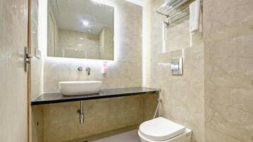 Cabezal de ducha tipo lluvia, artículos de tocador gratuitos, pantuflas