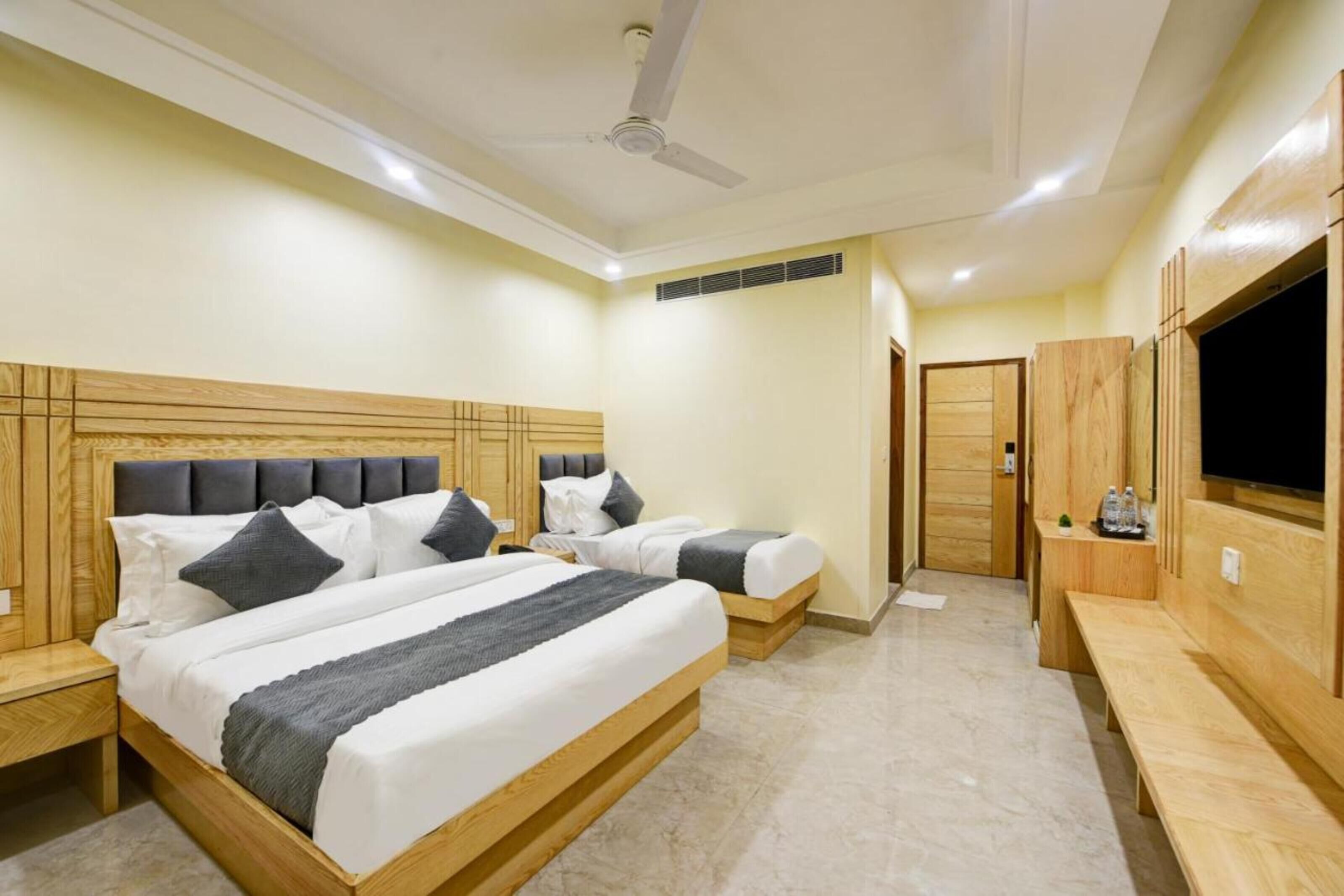 Hypo-allergenic bedding, in-room safe, desk, blackout curtains