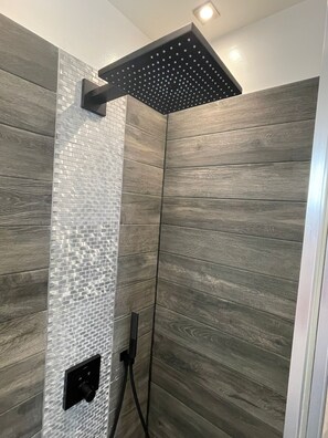 Dusche, Haartrockner, Handtücher