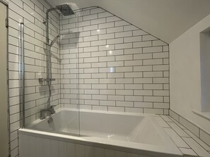 Shower, hair dryer, towels - Central Keswick home sleeping 10 guests (Keswick)