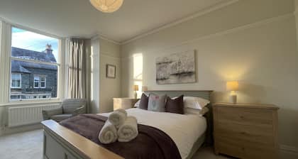 Central Keswick home sleeping 10 guests