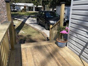 Property grounds - Tropical Tiny-Home Retreat with Great Wi-Fi & EV charging (Jacksonville)