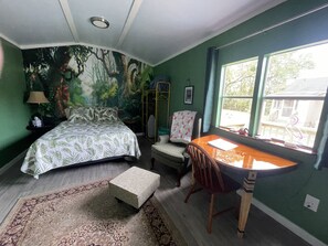 1 bedroom, desk, iron/ironing board, free WiFi - Tropical Tiny-Home Retreat with Great Wi-Fi & EV charging (Jacksonville)