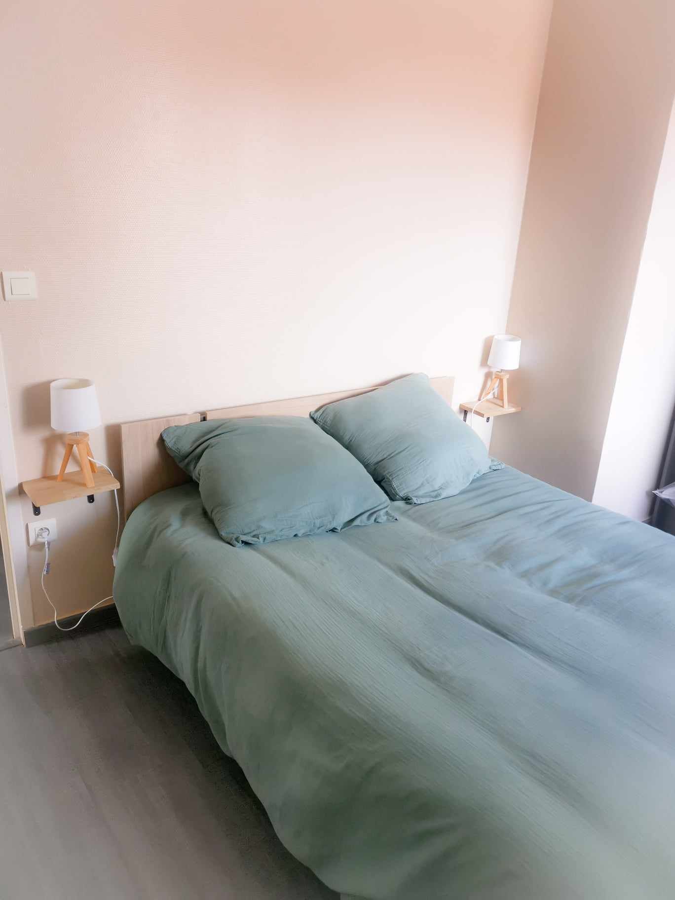 2 slaapkamers, een strijkplank/strijkijzer, reisbedje, gratis wifi