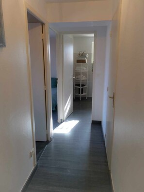 2 slaapkamers, een bureau, een strijkplank/strijkijzer, reisbedje