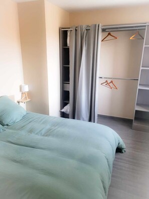 2 slaapkamers, een strijkplank/strijkijzer, reisbedje, gratis wifi