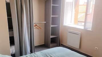 2 habitaciones, tabla de planchar con plancha y cuna de viaje