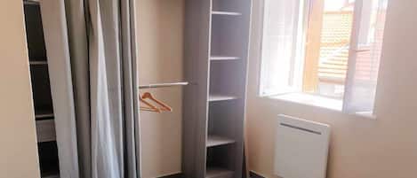 2 bedrooms, iron/ironing board, travel cot, free WiFi
