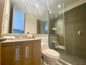 Dusche, Haartrockner, Handtücher, Seife