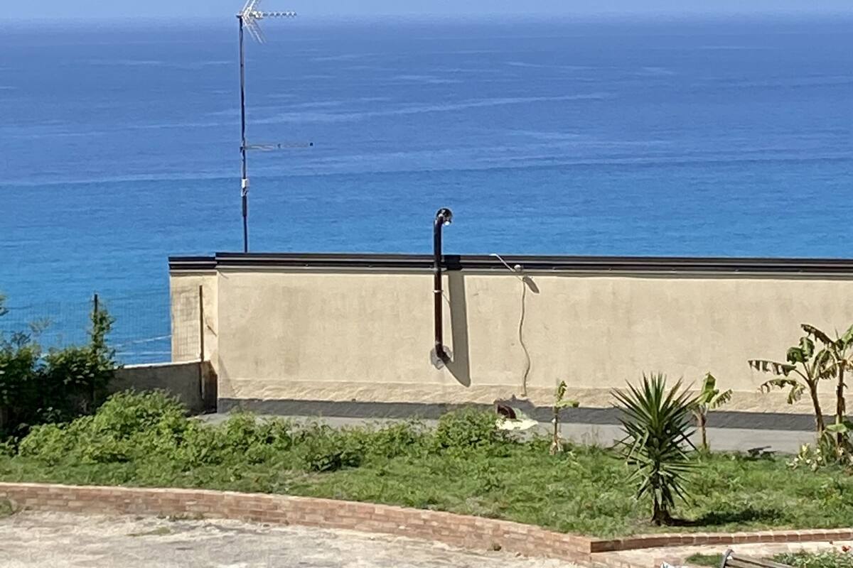Un edificio de techo plano con vista a una masa de agua.