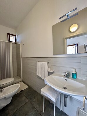 Economy Room, Sea View | Bilik Mandi | Pancuran mandi, hulu semburan mandi hujan 