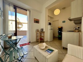 Refrigerador con freezer, microondas, horno, placa de cocina