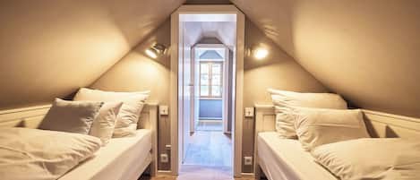 5 bedrooms, free WiFi, bed sheets