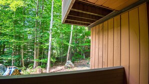 Una cabaña de madera con vistas a un bosque.