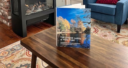 Modern Rustic Retreat- King bed, hot tub, wineries, waterfalls, hiking, Cornell