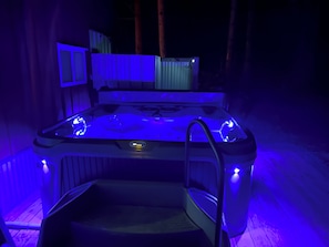 Outdoor spa tub - Modern Rustic Retreat- King bed, hot tub, wineries, waterfalls, hiking, Cornell (Ithaca)