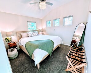 2 quartos, ferros/tábuas de passar roupa, berço de viagem