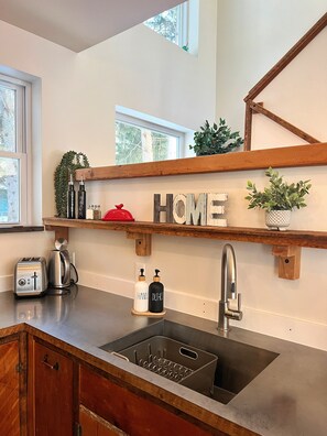 Réfrigérateur, four à micro-ondes, un four, surface de cuisson