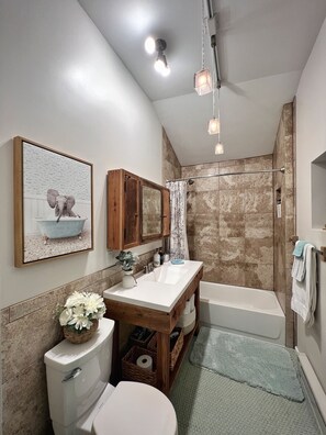 Secador de cabelo, toalhas de banho, sabonete, shampoo