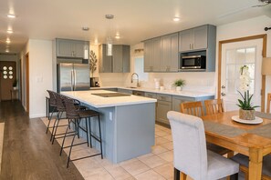 Réfrigérateur, micro-ondes, four, plaque de cuisson