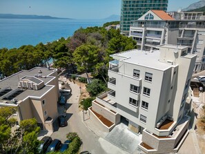 Exterior - Beachfront Vacation Apartment in Makarska, 2 Bedrooms, Balcony, Elevator (Makarska)