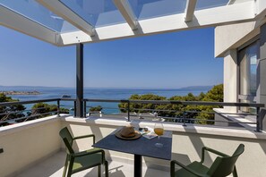 Outdoor dining - Beachfront Vacation Apartment in Makarska, 2 Bedrooms, Balcony, Elevator (Makarska)