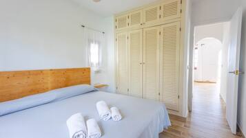 2 bedrooms, iron/ironing board, WiFi, bed sheets