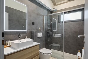 Dusche, Haartrockner, Handtücher, Seife