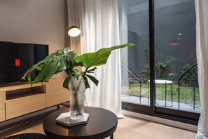 Family Duplex | Living area | 42-inch Smart TV with digital channels - Milenia Soho by iPPA (Buenos Aires)