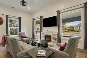 Smart TV, fireplace