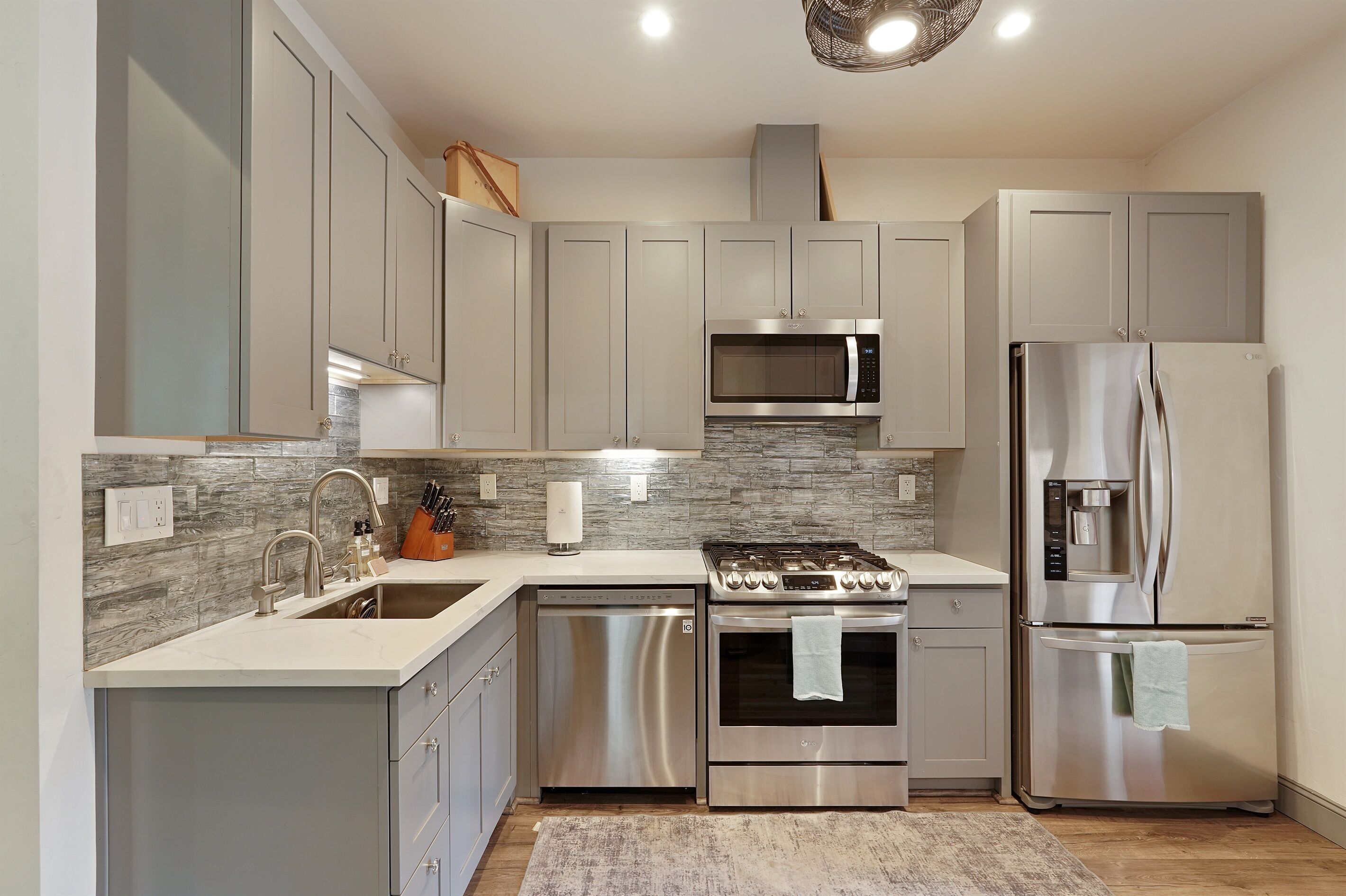 Frigorífic, microones, forn i placa de cuina 