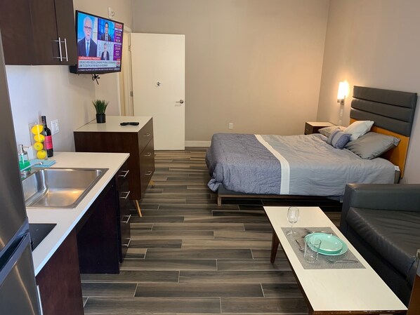 1 dormitorio, tabla de planchar con plancha, wifi y ropa de cama