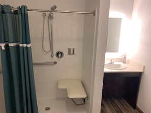 Ducha, secador de pelo, toallas y jabón