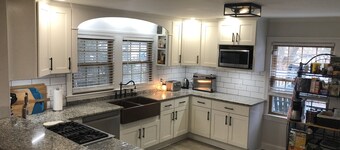 Spacious 6BR, 10 bed Derby House. Walk to the track.
