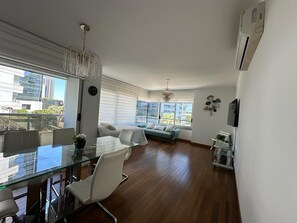 Una televisión de pantalla plana