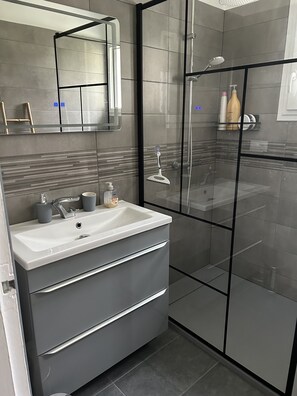 Douche, séchoir à cheveux, serviettes fournies, savon
