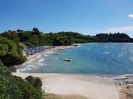 Una playa cerca, 2 bares en la playa