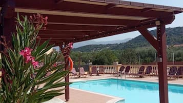 Una piscina al aire libre de temporada