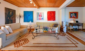 Villa exclusiva | Área de sala de estar | Televisión LCD de 50 pulgadas con canales por cable y chimenea 