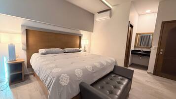 Habitación, 1 cama King size | Sábanas de algodón egipcio, ropa de cama de alta calidad y edredón