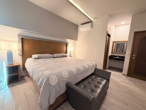 Room, 1 King Bed | Egyptian cotton sheets, premium bedding, down comforters - Hotel Los Diamantes (Matamoros)