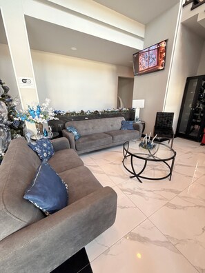 Lobby sitting area - Hotel Los Diamantes (Matamoros)