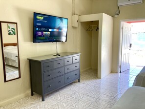 1 bedroom, WiFi, bed sheets - THE IRIE INN APT #2 (Montego Bay)