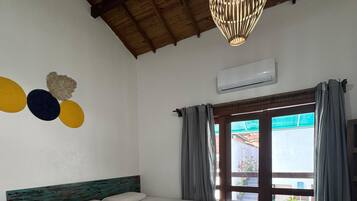 Suite Supérieure, balcon, vue piscine | 1 chambre, rideaux occultants, fer et planche à repasser, Wi-Fi gratuit