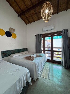 Suite superior, balcó, vistes a la piscina | 1 dormitori, cortines opaques i planxa i posts de planxar 