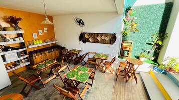 Café da manhã com buffet grátis todos os dias