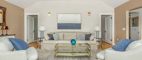 TV connectée, livres, médiathèque, chaîne hi-fi