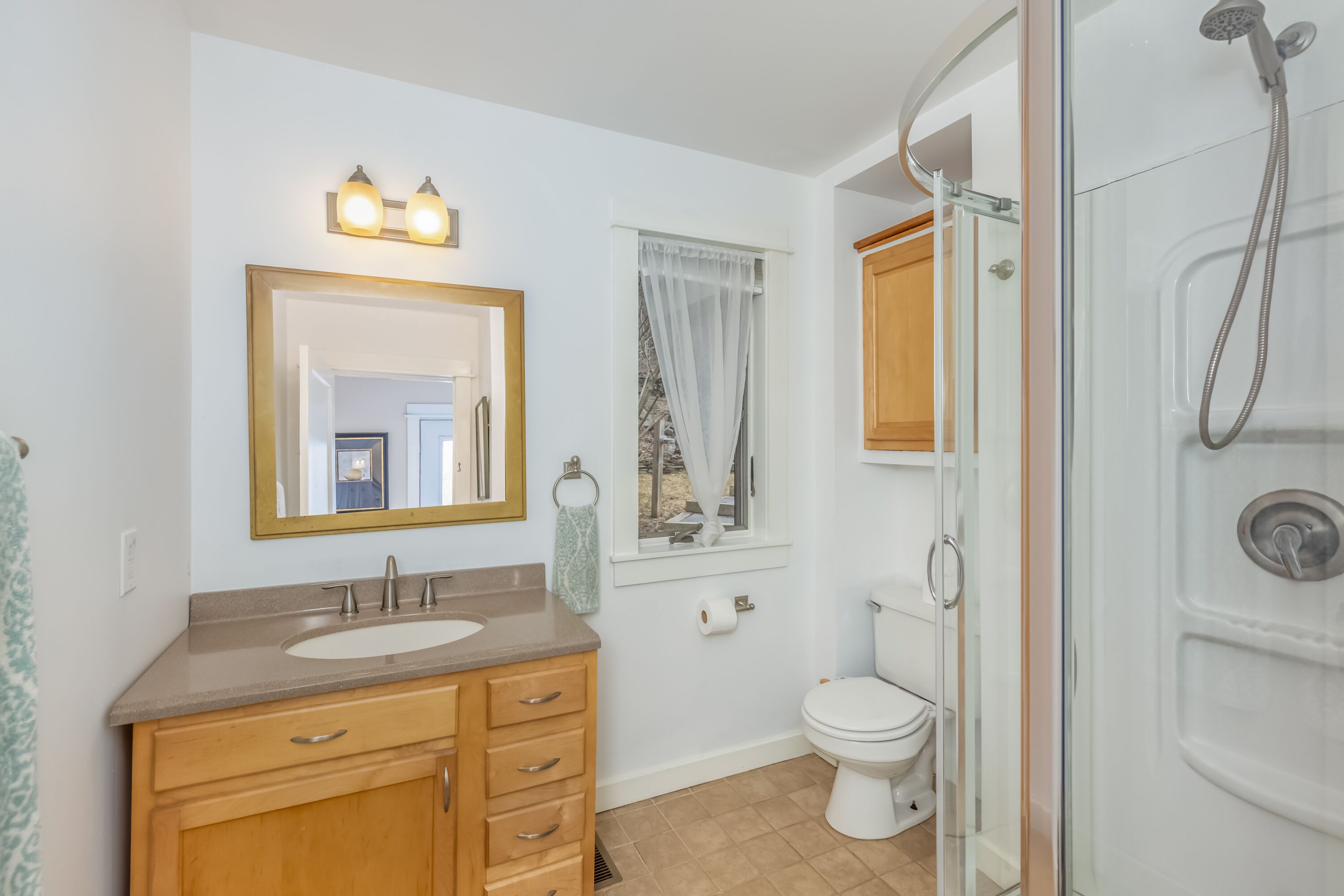 Douche, sèche-cheveux, bidet, serviettes fournies