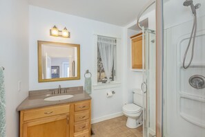 Dusche, Haartrockner, Bidet, Handtücher
