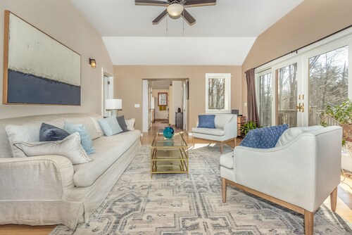 Charming 2-bedroom cottage with large deck in beautiful Accord NY.  